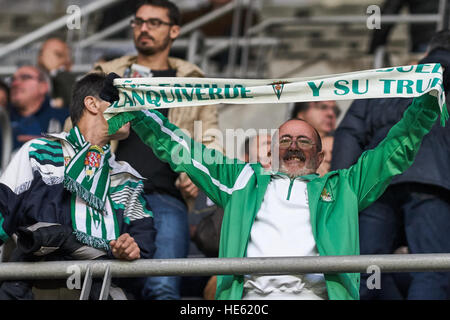 Oviedo, Asturien, Spanien. 17. Dezember 2016. Cordoba-Fan während der Liga-123-match zwischen Real Oviedo V Córdoba CF in Carlos Tartiere in Oviedo, Asturien, Spanien. Bildnachweis: Alvaro Campo/Alamy Live-Nachrichten Stockfoto