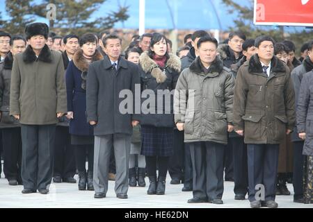 Pyongyang. 17. Dezember 2016. Menschen nehmen Teil in einem Dienst um den fünften Jahrestag des Todes des verstorbenen Führer Kim Jong Il vor dem Sonnenpalast Palast der Sonne in Pjöngjang, der Demokratischen Volksrepublik Korea am 17. Dezember 2016 zu gedenken. © Guo Yina/Xinhua/Alamy Live-Nachrichten Stockfoto