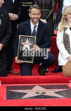 Hollywood, Vereinigte Staaten von Amerika. 15. Dezember 2016. LOS ANGELES - Dez 15: Ryan Reynolds im Rahmen einer Zeremonie als Ryan Reynolds ist mit einem Stern auf dem Hollywood Walk of Fame geehrt am 15. Dezember 2016 in Los Angeles, Kalifornien, (c) John Rasimus | Nutzung weltweit © Dpa/Alamy Live-Nachrichten Stockfoto