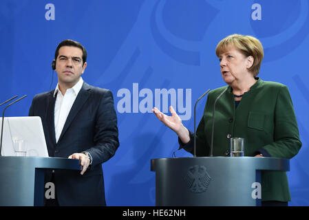 Berlin, Deutschland. 16. Dezember 2016. Premierminister von Griechenland Alexis Tsipras bei der Pressekonferenz mit Bundeskanzlerin Merkel in Berlin. 16.12.2016 | Nutzung weltweit © Dpa/Alamy Live-Nachrichten Stockfoto