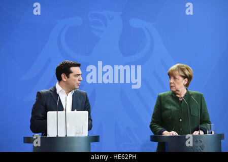 Berlin, Deutschland. 16. Dezember 2016. Premierminister von Griechenland Alexis Tsipras bei der Pressekonferenz mit Bundeskanzlerin Merkel in Berlin. 16.12.2016 | Nutzung weltweit © Dpa/Alamy Live-Nachrichten Stockfoto