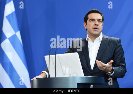 Berlin, Deutschland. 16. Dezember 2016. Premierminister von Griechenland Alexis Tsipras bei der Pressekonferenz mit Bundeskanzlerin Merkel in Berlin. 16.12.2016 | Nutzung weltweit © Dpa/Alamy Live-Nachrichten Stockfoto