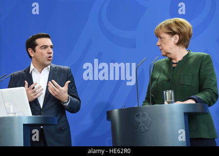 Berlin, Deutschland. 16. Dezember 2016. Premierminister von Griechenland Alexis Tsipras bei der Pressekonferenz mit Bundeskanzlerin Merkel in Berlin. 16.12.2016 | Nutzung weltweit © Dpa/Alamy Live-Nachrichten Stockfoto