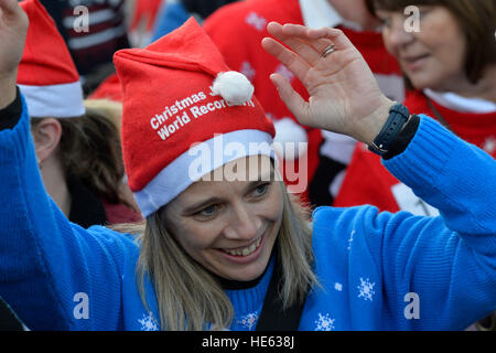 Londonderry, Nordirland. 18. Dezember 2016. Weihnachten Jumper Weltrekord. Tausende von Menschen versammeln sich in Londonderry in einem Versuch, den Guinness-Weltrekord für die meisten Menschen an einem Ort tragen Weihnachten Jumper zu zerschlagen. Die Veranstaltung wurde organisiert von Foyle Hospiz. Der bisherige Rekord von 3.473 ist wurde in Kansas, USA im Jahr 2015.  © George Sweeney / Alamy Live News Stockfoto