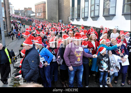 Londonderry, Nordirland. 18. Dezember 2016. Weihnachten Jumper Weltrekord. Tausende von Menschen versammeln sich in Londonderry in einem Versuch, den Guinness-Weltrekord für die meisten Menschen an einem Ort tragen Weihnachten Jumper zu zerschlagen. Die Veranstaltung wurde organisiert von Foyle Hospiz. Der bisherige Rekord von 3.473 ist wurde in Kansas, USA im Jahr 2015.  © George Sweeney / Alamy Live News Stockfoto