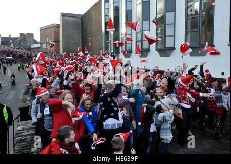 Londonderry, Nordirland. 18. Dezember 2016. Weihnachten Jumper Weltrekord. Tausende von Menschen versammeln sich in Londonderry in einem Versuch, den Guinness-Weltrekord für die meisten Menschen an einem Ort tragen Weihnachten Jumper zu zerschlagen. Die Veranstaltung wurde organisiert von Foyle Hospiz. Der bisherige Rekord von 3.473 ist wurde in Kansas, USA im Jahr 2015.  © George Sweeney / Alamy Live News Stockfoto