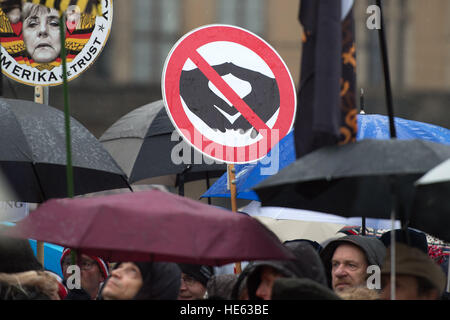 Dresden, Deutschland. 18. Dezember 2016. Anhänger der Islamophobe "Pegida" Bewegung teilnehmen an einer Demonstration auf dem Theaterplatz in Dresden, Deutschland, 18. Dezember 2016. Die "Patriotischen Europäer gegen die Islamisierung des Abendlandes" ("Pegida") genannt-Out für eine Demonstration in der Landeshauptstadt von Sachsen. Foto: Arno Burgi/Dpa-Zentralbild/Dpa/Alamy Live-Nachrichten Stockfoto