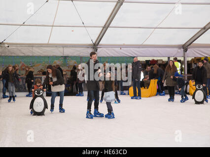 Sidcup, UK. 18. Dezember 2016. Familien Schlittschuh und den festlichen Spaß am Ruxley Manor Garden Centre. Jüngere Kinder können Pinguin Skate Aids oder Banane Skate Aids zu © Keith Larby/Alamy Live News Stockfoto