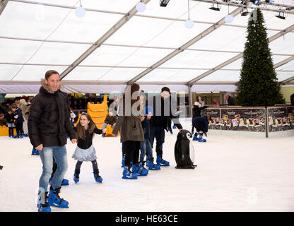 Sidcup, UK. 18. Dezember 2016. Familien Schlittschuh und den festlichen Spaß am Ruxley Manor Garden Centre. Jüngere Kinder können Pinguin Skate Aids oder Banane Skate Aids zu © Keith Larby/Alamy Live News Stockfoto