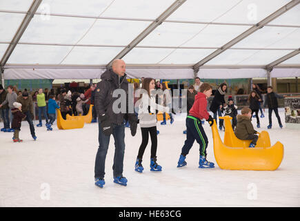 Sidcup, UK. 18. Dezember 2016. Familien Schlittschuh und den festlichen Spaß am Ruxley Manor Garden Centre. Jüngere Kinder können Pinguin Skate Aids oder Banane Skate Aids zu © Keith Larby/Alamy Live News Stockfoto