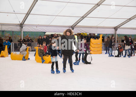 Sidcup, UK. 18. Dezember 2016. Familien Schlittschuh und den festlichen Spaß am Ruxley Manor Garden Centre. Jüngere Kinder können Pinguin Skate Aids oder Banane Skate Aids zu © Keith Larby/Alamy Live News Stockfoto