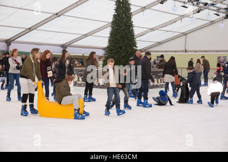 Sidcup, UK. 18. Dezember 2016. Familien Schlittschuh und den festlichen Spaß am Ruxley Manor Garden Centre. Jüngere Kinder können Pinguin Skate Aids oder Banane Skate Aids zu © Keith Larby/Alamy Live News Stockfoto