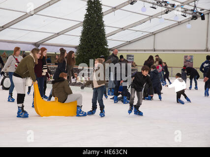 Sidcup, UK. 18. Dezember 2016. Familien Schlittschuh und den festlichen Spaß am Ruxley Manor Garden Centre. Jüngere Kinder können Pinguin Skate Aids oder Banane Skate Aids zu © Keith Larby/Alamy Live News Stockfoto