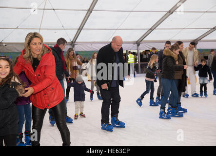 Sidcup, UK. 18. Dezember 2016. Familien Schlittschuh und den festlichen Spaß am Ruxley Manor Garden Centre. Jüngere Kinder können Pinguin Skate Aids oder Banane Skate Aids zu © Keith Larby/Alamy Live News Stockfoto