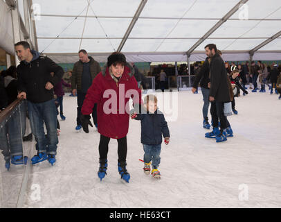 Sidcup, UK. 18. Dezember 2016. Familien Schlittschuh und den festlichen Spaß am Ruxley Manor Garden Centre. Jüngere Kinder können Pinguin Skate Aids oder Banane Skate Aids zu © Keith Larby/Alamy Live News Stockfoto
