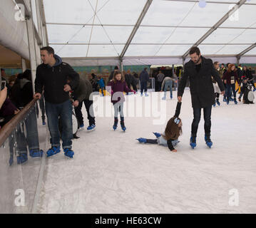 Sidcup, UK. 18. Dezember 2016. Familien Schlittschuh und den festlichen Spaß am Ruxley Manor Garden Centre. Jüngere Kinder können Pinguin Skate Aids oder Banane Skate Aids zu © Keith Larby/Alamy Live News Stockfoto