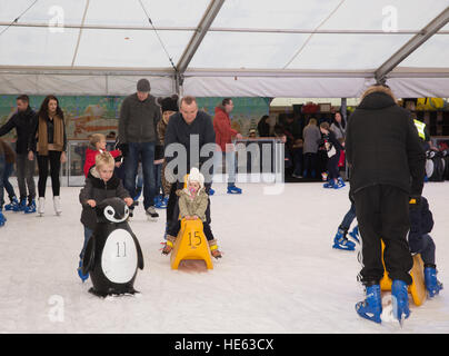 Sidcup, UK. 18. Dezember 2016. Familien Schlittschuh und den festlichen Spaß am Ruxley Manor Garden Centre. Jüngere Kinder können Pinguin Skate Aids oder Banane Skate Aids zu © Keith Larby/Alamy Live News Stockfoto