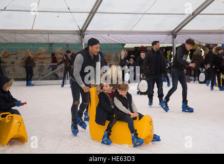 Sidcup, UK. 18. Dezember 2016. Familien Schlittschuh und den festlichen Spaß am Ruxley Manor Garden Centre. Jüngere Kinder können Pinguin Skate Aids oder Banane Skate Aids zu © Keith Larby/Alamy Live News Stockfoto