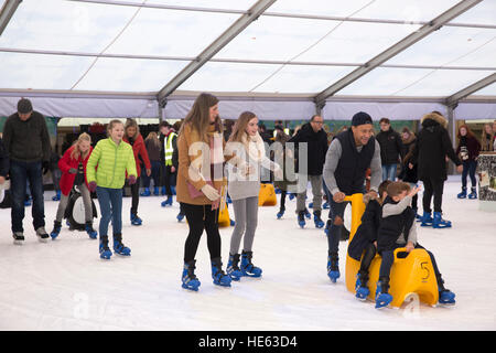 Sidcup, UK. 18. Dezember 2016. Familien Schlittschuh und den festlichen Spaß am Ruxley Manor Garden Centre. Jüngere Kinder können Pinguin Skate Aids oder Banane Skate Aids zu © Keith Larby/Alamy Live News Stockfoto