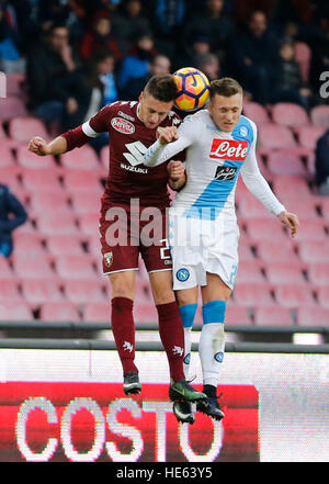 Neapel, Italien. 18. Dezember 2016. Antonio Barreca und Piotr Zielinski während der italienischen Serie ein Fußball match zwischen SSC Neapel und Turin im Stadion San Paolo in Neapel Italien, 18. Dezember 2016 © Agnfoto/Alamy Live-Nachrichten Stockfoto