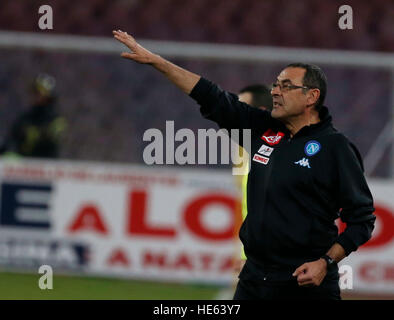 Neapel, Italien. 18. Dezember 2016. Maurizio Sarri während der italienischen Serie ein Fußballspiel zwischen den SSC Neapel und Turin im Stadion San Paolo in Neapel Italien, 18. Dezember 2016 © Agnfoto/Alamy Live-Nachrichten Stockfoto