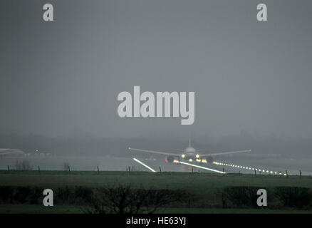 Gatwick Airport, Crawley, West Sussex, Großbritannien. Dezember 2016. Starker Nebel sorgte heute wieder für Chaos und Flugstörungen auf den Flughäfen Londons. Dieses Bild zeigt, wie Boeing 777 BA2233 die Luft nach Bermuda bekommt. © Stockfoto