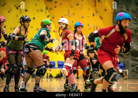 Prag, Tschechische Republik. 17. Dezember 2016. Prague City Roller Derby Weihnachten gemischt Co-Ed Scrimmage, 17. Dezember 2016, Prag, Tschechien Kredit: Markéta Bendová/Alamy Live-Nachrichten Stockfoto