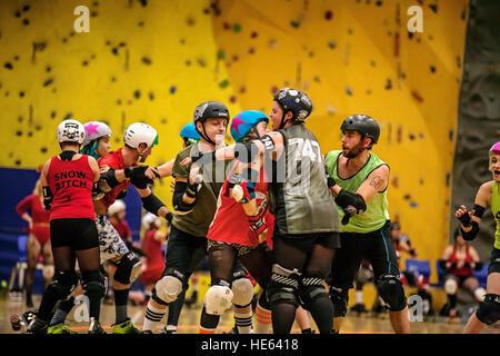 Prag, Tschechische Republik. 17. Dezember 2016. Prague City Roller Derby Weihnachten gemischt Co-Ed Scrimmage, 17. Dezember 2016, Prag, Tschechien Kredit: Markéta Bendová/Alamy Live-Nachrichten Stockfoto