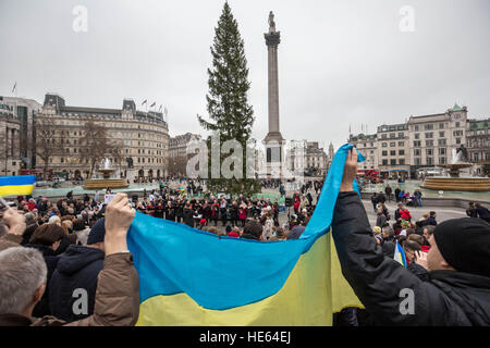 London, UK. 18. Dezember 2016. Ukrainische katholische Kathedrale Chor '' Promin Nadii' und Freunde führen Ukrainisch und Englisch Weihnachtslieder in Trafalgar Square. © Guy Corbishley/Alamy Live-Nachrichten Stockfoto