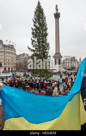 London, UK. 18. Dezember 2016. Ukrainische katholische Kathedrale Chor '' Promin Nadii' und Freunde führen Ukrainisch und Englisch Weihnachtslieder in Trafalgar Square. © Guy Corbishley/Alamy Live-Nachrichten Stockfoto