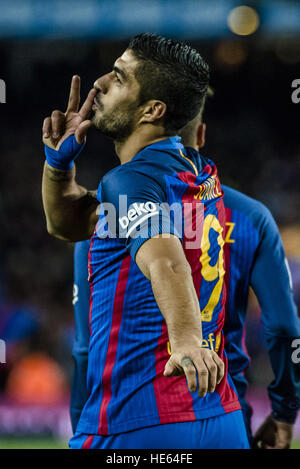 Barcelona, Katalonien, Spanien. 18. Dezember 2016. FC Barcelona nach vorne SUAREZ feiert erzielte das erste Tor in der LaLiga Partie gegen RCD Espanyol Barcelona im Camp Nou Stadion in Barcelona © Matthias Oesterle/ZUMA Draht/Alamy Live News Stockfoto