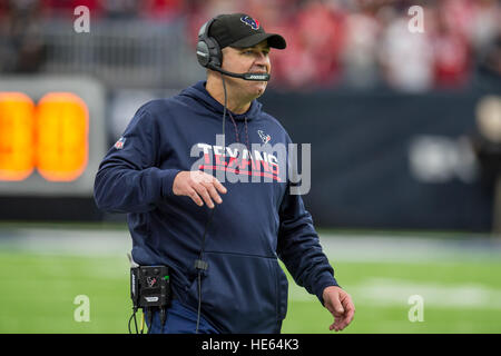 Houston, Texas, USA. 18. Dezember 2016. Houston Texans head Coach Bill O'Brien im 4. Quartal ein NFL-Spiel zwischen den Houston Texans und die Jacksonville Jaguars NRG-Stadion in Houston, TX am 18. Dezember 2016. Die Texaner gewannen das Spiel 21-20. © Trask Smith/ZUMA Draht/Alamy Live-Nachrichten Stockfoto