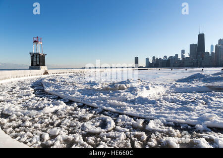 Chicago, USA. 18. Dezember 2016. Am Ufer des Lake Michigan ist in Chicago, USA, am 18. Dezember 2016 vereist. Chicagos höchste Temperatur am Sonntag lag bei minus 11 Grad Celsius und die niedrigste bei minus 23. © Ting Shen/Xinhua/Alamy Live-Nachrichten Stockfoto