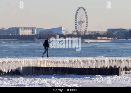 Chicago, USA. 18. Dezember 2016. Ein Mann geht auf der vereisten Küste des Lake Michigan in Chicago, USA, am 18. Dezember 2016. Chicagos höchste Temperatur am Sonntag lag bei minus 11 Grad Celsius und die niedrigste bei minus 23. © Ting Shen/Xinhua/Alamy Live-Nachrichten Stockfoto