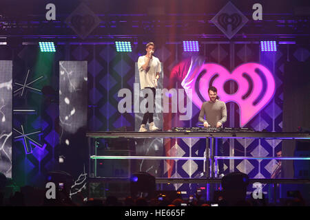 Miami, Florida, USA. 18. Dez., 216. Das Chainsmokers erklingt in der Y100 iHeartRadio Jingle Ball im BB & T Center in Miami, Florida am 18. Dezember 2016 Credit: The Foto Zugang/Alamy Live News Stockfoto