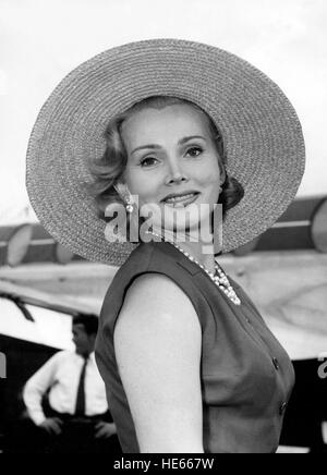 ZSA ZSA GABOR (geb. Sari Gabor, 6. Februar 1917 - 18. Dezember 2016) war ein ungarisch-US-amerikanische Schauspielerin und Socialite. Miss Ungarn 1936 emigrierte in die USA im Jahre 1941 und wurde eine gefragte Darstellerin. Außerhalb ihrer Schauspielkarriere war Gabor am besten bekannt für ihre extravaganten Hollywood-Lifestyle, glamourösen Persönlichkeit und ihr viele Ehen. Sie hatte neun Männer, einschließlich Hotelmagnat Conrad Hilton und Schauspieler George Sanders. Im Bild: London, England, Vereinigtes Königreich - Schauspielerin ZSA ZSA GABOR im Jahr 1955. © KEYSTONE Bilder USA/ZUMAPRESS.com/Alamy Live-Nachrichten Stockfoto