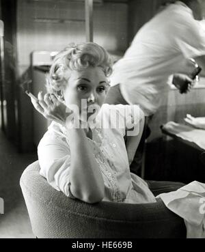 ZSA ZSA GABOR (geb. Sari Gabor, 6. Februar 1917 - 18. Dezember 2016) war ein ungarisch-US-amerikanische Schauspielerin und Socialite. Miss Ungarn 1936 emigrierte in die USA im Jahre 1941 und wurde eine gefragte Darstellerin. Außerhalb ihrer Schauspielkarriere war Gabor am besten bekannt für ihre extravaganten Hollywood-Lifestyle, glamourösen Persönlichkeit und ihr viele Ehen. Sie hatte neun Männer, einschließlich Hotelmagnat Conrad Hilton und Schauspieler George Sanders. Bild: ZSA ZSA GABOR, um 1950. © Globus Photos/ZUMAPRESS.com/Alamy Live-Nachrichten Stockfoto