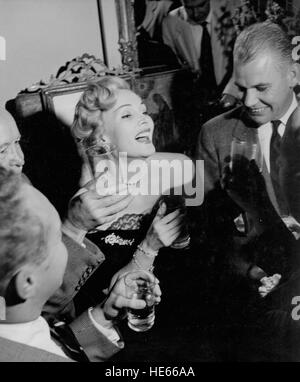 ZSA ZSA GABOR (geb. Sari Gabor, 6. Februar 1917 - 18. Dezember 2016) war ein ungarisch-US-amerikanische Schauspielerin und Socialite. Miss Ungarn 1936 emigrierte in die USA im Jahre 1941 und wurde eine gefragte Darstellerin. Außerhalb ihrer Schauspielkarriere war Gabor am besten bekannt für ihre extravaganten Hollywood-Lifestyle, glamourösen Persönlichkeit und ihr viele Ehen. Sie hatte neun Männer, einschließlich Hotelmagnat Conrad Hilton und Schauspieler George Sanders. Bild: ZSA ZSA GABOR auf einer Party, 50er Jahre. © Globus Photos/ZUMAPRESS.com/Alamy Live-Nachrichten Stockfoto