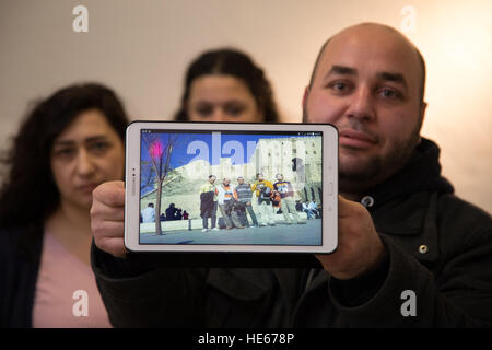 Syrische Flüchtlinge Yara Tarife (l-R), Nermeen Alkhodari und Maan Mouslli zeigen Sie ein Foto von Aleppo auf einem Tablet, in Osnabrück, 15. Dezember 2016. Foto: Friso Gentsch/dpa Stockfoto