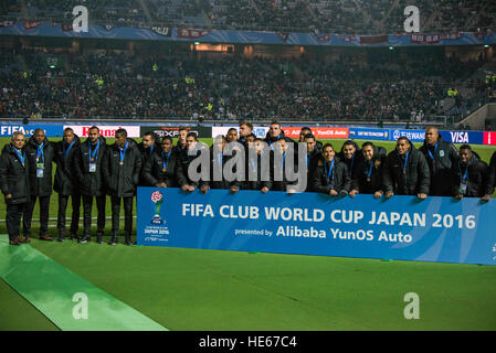 Kanagawa, Japan. 18. Dezember 2016. Atletico Nacional Team Gruppe Fußball: Drittplatzierter Atletico Nacional Spieler für ein Gruppenfoto bei der Siegerehrung stellen nach der FIFA Club World Cup Japan 2016 Final match zwischen Real Madrid 4: 2 Kashima Antlers im International Stadium Yokohama in Kanagawa, Japan. © Maurizio Borsari/AFLO/Alamy Live-Nachrichten Stockfoto