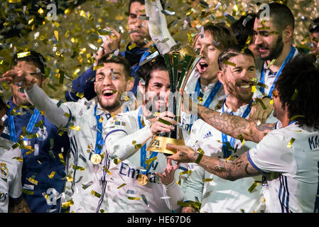 Kanagawa, Japan. 18. Dezember 2016. Real Madrid-Team Gruppe Fußball: Real Madrid Spieler, Sergio Ramos, Isco, Raphael Varane, Mateo Kovacic feiern mit der Trophäe nach dem Gewinn der FIFA Club World Cup Japan 2016 Final Match zwischen Real Madrid 4: 2 Kashima Antlers im International Stadium Yokohama in Kanagawa, Japan. © Maurizio Borsari/AFLO/Alamy Live-Nachrichten Stockfoto