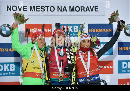 Nove Mesto Na Morave, Tschechische Republik. 18. Dezember 2016. Gabriela Koukalova der Tschechischen Republik, Zentrum, gewann den Biathlon Weltcup Damen Massenstart in Nove Mesto Na Morave, Tschechische Republik, 18. Dezember 2016, links im Bild ist die zweite platzierte Laura Dahlmeier Deutschlands, im Bild rechts ist die dritte platzierte Dorothea Wierer Italien. © Lubos Pavlicek/CTK Foto/Alamy Live-Nachrichten Stockfoto