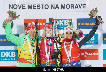 Nove Mesto Na Morave, Tschechische Republik. 18. Dezember 2016. Gabriela Koukalova der Tschechischen Republik, Zentrum, gewann den Biathlon Weltcup Damen Massenstart in Nove Mesto Na Morave, Tschechische Republik, 18. Dezember 2016, links im Bild ist die zweite platzierte Laura Dahlmeier Deutschlands, im Bild rechts ist die dritte platzierte Dorothea Wierer Italien. © Jaroslav Loskot/CTK Foto/Alamy Live-Nachrichten Stockfoto