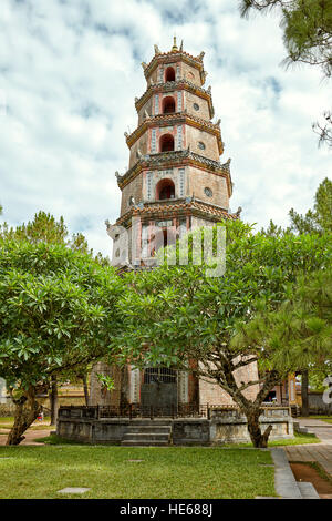 Achteckige Phuoc Dien Turm die Thien Mu Pagode. Hue, Vietnam. Stockfoto