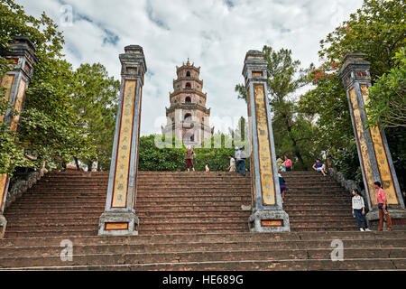 Die Säulen der Haupteingang des Thien Mu Pagode. Hue, Vietnam. Stockfoto