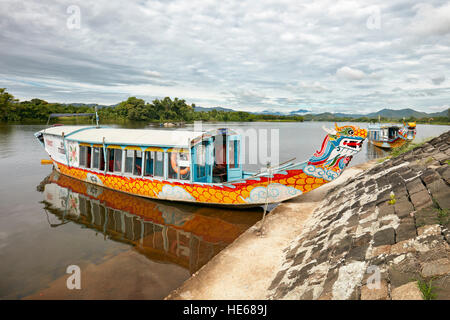 Vietnamesische traditionelle Drachen Boote auf den Perfume River. Hue, Vietnam. Stockfoto