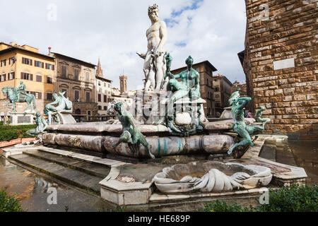 Reisen nach Italien - Piazza della Signoria und Neptunbrunnen in Florenz Stadt im Herbst nach Regen nass Stockfoto