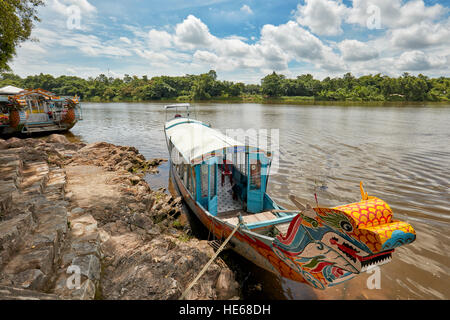 Vietnamesische traditionelle Drachen Boote auf den Perfume River. Hue, Vietnam. Stockfoto