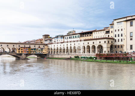 Reisen nach Italien - Vasari Korridor und Ponte Vecchio über den Fluss Arno in Florenz Zentrum Stockfoto