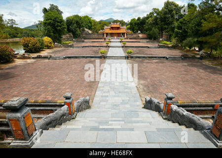 Blick auf das Hien Duc Tor aus bei der Stele zu Hause. Grab von Minh Mang (Hieu Grab), Hue, Vietnam. Stockfoto